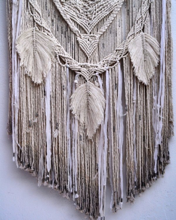 #materia #materiauk #artisan #handmade #artesano #artesania #hechoamano #feather #plumas #macrame #macramewallhanging #macramewalldecor #interiordesign #disenointerior #homedecor #decoraciondelhogar #bohostyle #estiloboho #sustainability #decoracionsostenible #tribalbraids #indianamerican