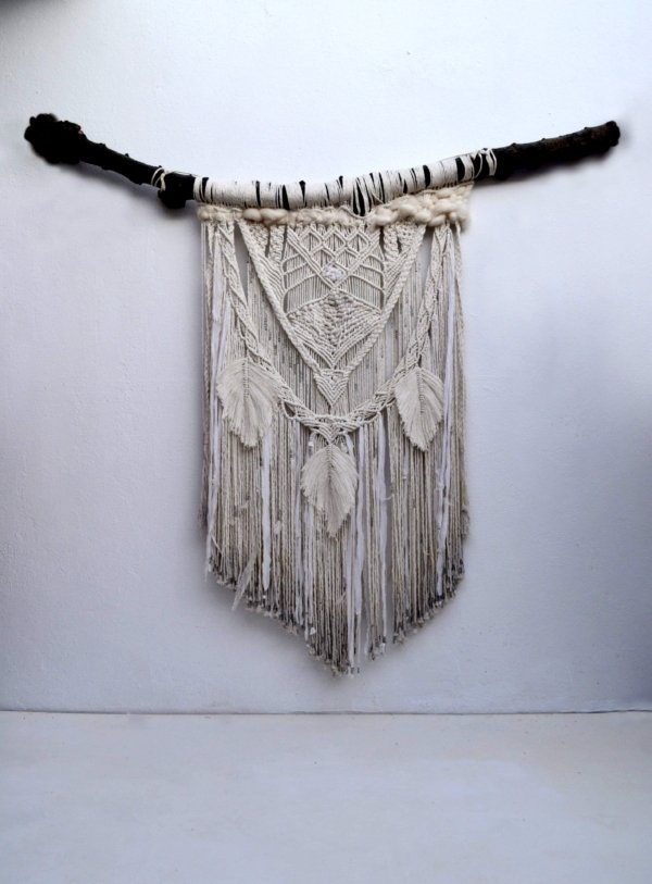 #materia #materiauk #artisan #handmade #artesano #artesania #hechoamano #feather #plumas #macrame #macramewallhanging #macramewalldecor #interiordesign #disenointerior #homedecor #decoraciondelhogar #bohostyle #estiloboho #sustainability #decoracionsostenible #tribalbraids #indianamerican